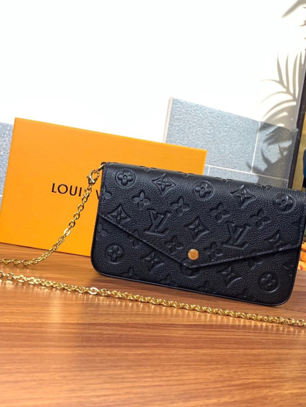 🍷LV FÉLICIE POCHETTE Monogram Empreinte Leather - Picture 1 of 9